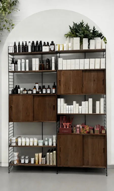 De productenkast in de salon, gevuld met flessen en dozen van de vier merken